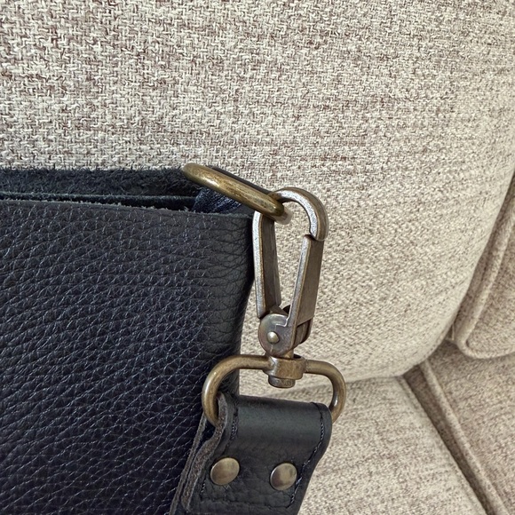 Elegant Black Leather Crossbody Bag - Picture 7 of 15